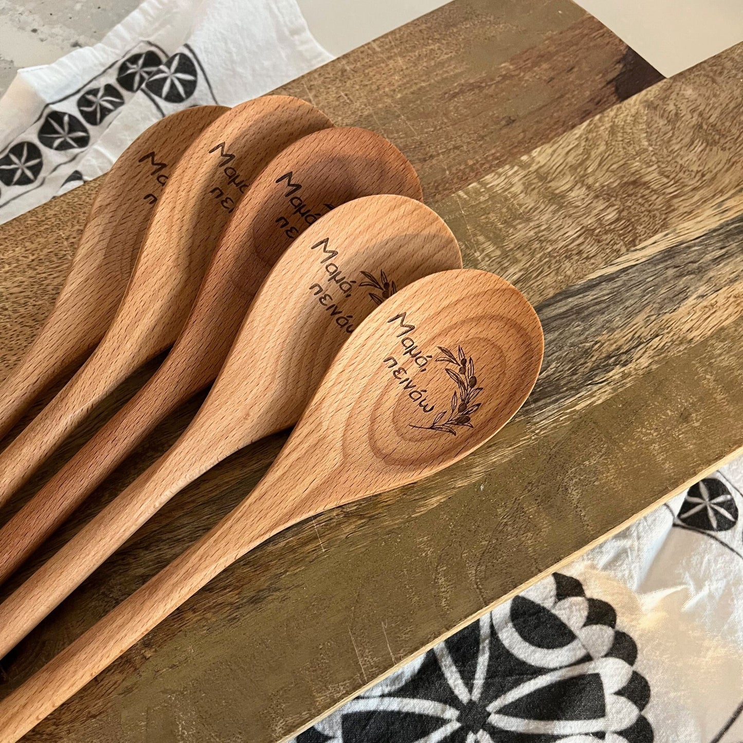 Μαμά, πεινάω (Mom, I'm Hungry) Wooden Spoon | Engraved Kitchen Spoon for Mom